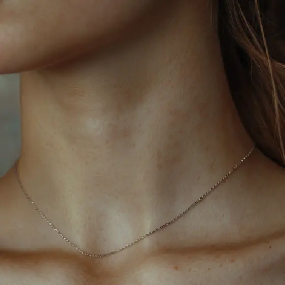 چین و چروک گردن: چرا آنها اتفاق می افتد و چگونه می توان از شر آنها خلاص شد